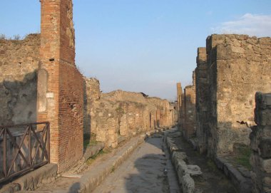 İtalya 'nın harabe şehri Pompeii' de tipik bir sokak.