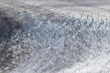 Bir sürü yarığı olan bir buzulun yakınına.