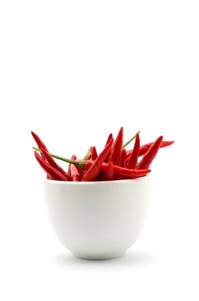 izole beyaz arka plan üzerinde beyaz bir kase biber