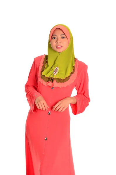 Genç Asyalı muslimah üzerinde beyaz izole poz