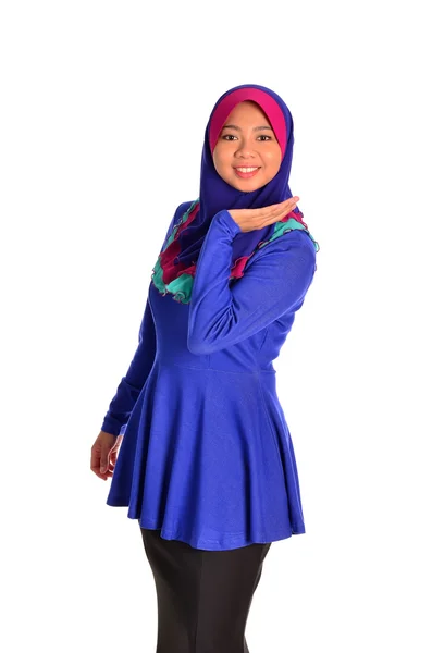 Genç Asyalı muslimah üzerinde beyaz izole poz