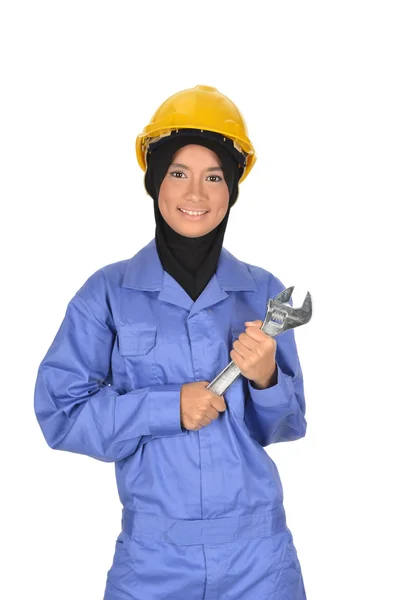 Muslimah žena drží v ruce velké chrom vanad klíč — Stock fotografie