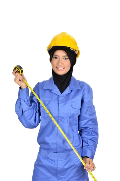 Muslimah woman holding a tape measure and wearing a safety hat — Stock Photo, Image