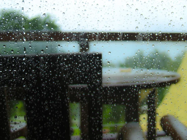 Капля воды у окна — стоковое фото