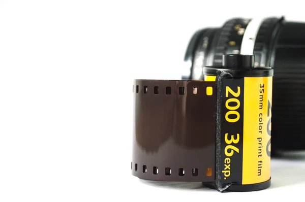 Der Filmstreifen mit Kameralinse — Stockfoto