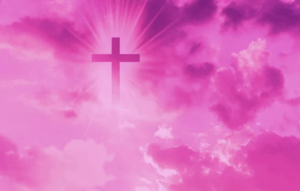 在粉红的天空背景下 基督的十字架显得明亮 — 图库照片