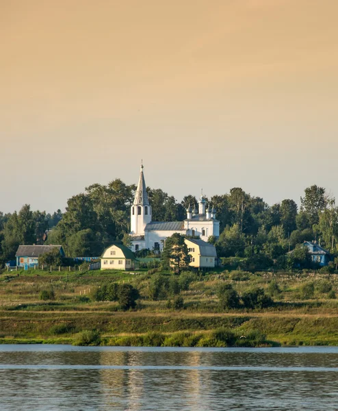 Church on the Bank of the river Volga. — Stock Photo, Image