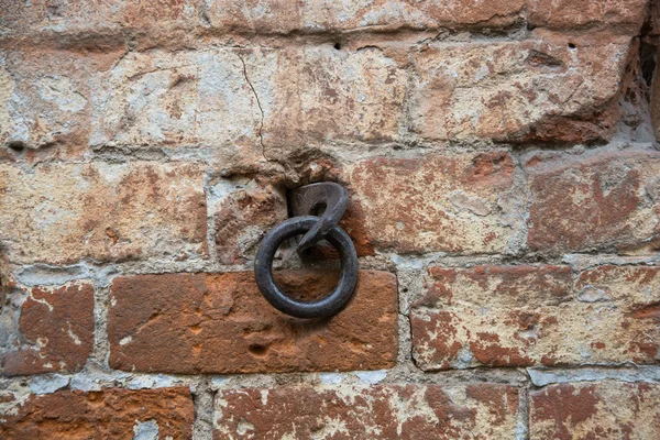 Anel de metal em uma parede de tijolo . — Fotografia de Stock