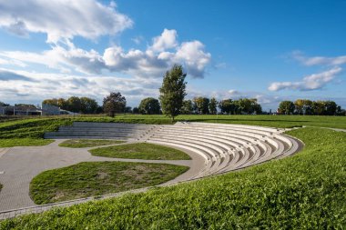 Antik Suzdal şehrinde güneşli bir günde amfitiyatro ve mavi gökyüzünde güzel bulutlar, Rusya. 