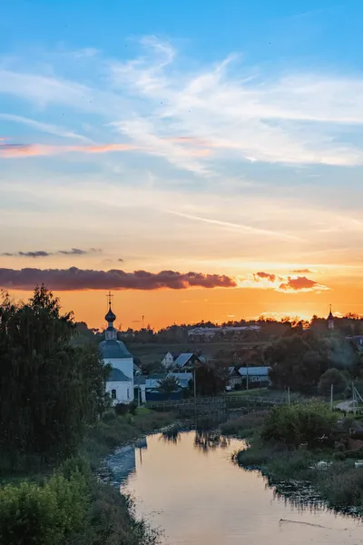 俄罗斯古老城市苏沙尔市美丽的橙色落日 — 图库照片