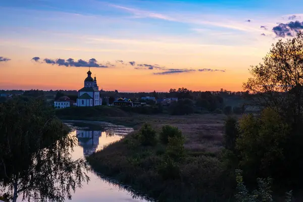 Rusya 'nın Suzdal kentindeki güzel bir akşam manzarası..