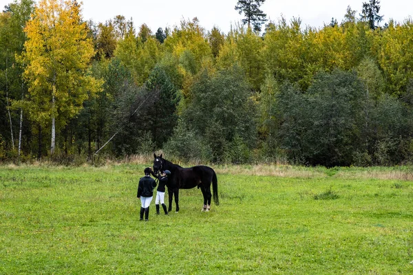 2021年9月25日 俄罗斯伊万诺沃地区的Malinki村 俄罗斯伊万诺沃地区的Malinki村 两名女骑手与一匹马在秋天的一天在田里散步 — 图库照片