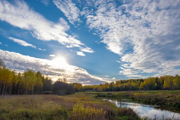 Herfst Landschap Met Een Kleine Rivier Een Prachtige Bewolkte Hemel — Stockfoto