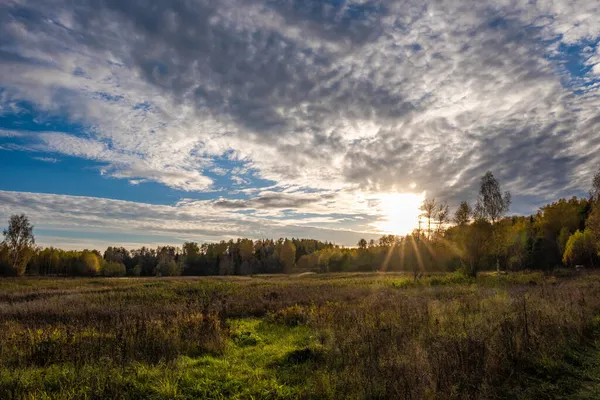 Zonnestralen Van Onder Een Grote Donkere Wolk Vallen Een Herfstveld — Stockfoto