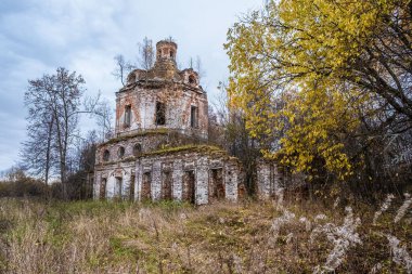 Rusya 'da, sonbahar bulutlu bir günde harap olmuş eski bir kırmızı tuğla kilise..
