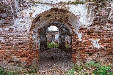 Beyaz alçı kalıntılarıyla eski bir kırmızı tuğla kilisenin kalıntıları, Rusya.