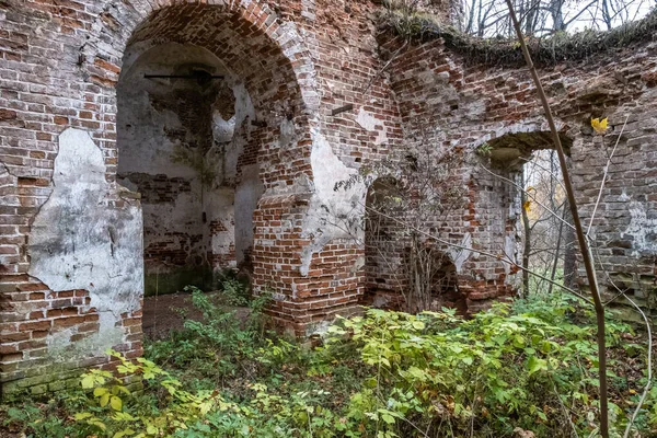 Ερείπια Μιας Αρχαίας Εκκλησίας Κόκκινο Τούβλο Υπολείμματα Του Λευκού Γύψου — Φωτογραφία Αρχείου