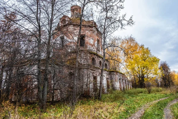Una Vieja Iglesia Abandonada Entre Árboles Amarillos Otoño Rusia —  Fotos de Stock