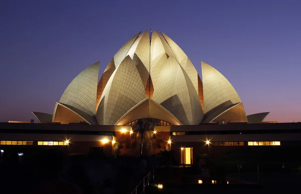 Bahai Tapınağı'nda alacakaranlık, geceleri lotus temple Delhi, Hindistan
