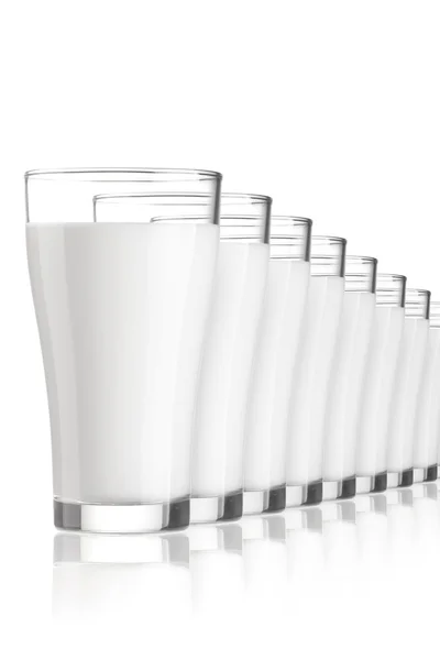 Eine Gruppe Milchgläser hintereinander — Stockfoto