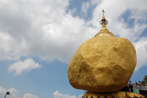 Kyaiktiyo παγόδα Golden Rock, δημοφιλής ορόσημο της βουδιστικής λατρευτική θέση στη Μιανμάρ — Φωτογραφία Αρχείου