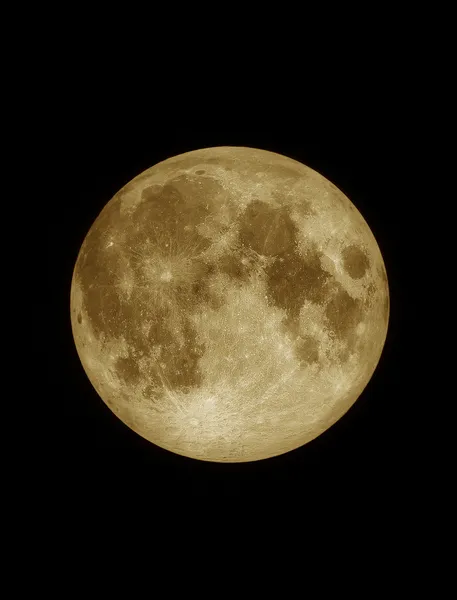 Nära håll ytan texturerat av gula fullmåne, lunar på mörk natt himmel, svart utrymme bakgrund — Stockfoto