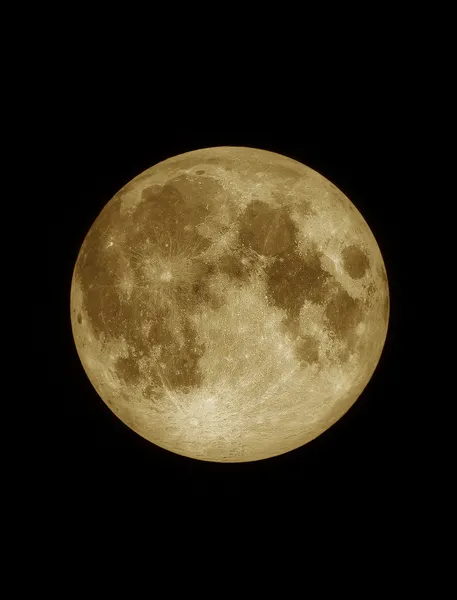 Cerca de la superficie texturizada de la luna llena amarilla, lunar en el cielo nocturno oscuro, fondo espacio negro Imagen De Stock
