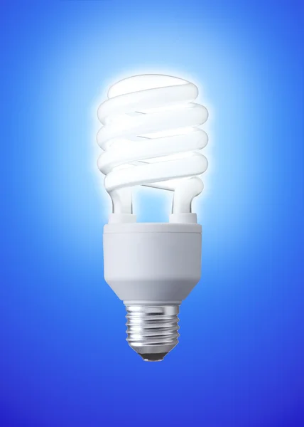 ホワイト省エネ電球、照明の電球をオンに、青の背景に分離された Cfl の電球をツイスト — ストック写真