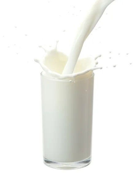 Gieten van een glas melk maken splash op een witte achtergrond — Stockfoto