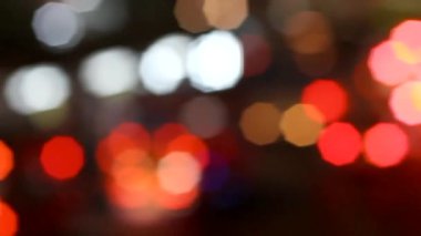 bokeh, renkli daire spot ışıkları hareket odak dışında olduğunu. trafik sıkışıklığı gecelik şehir, gerçekçi sinema, film, film için arka plan ve doku içinde araba ışığında dan filme