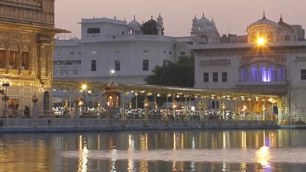 Templo de Ouro, o mais proeminente Sikh Gurdwara do mundo — Vídeo de Stock