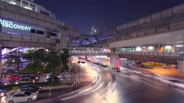 Общественный железнодорожный транспорт проходит над пробок в час пик в центре Бангкока, в центре Таиланда — стоковое видео