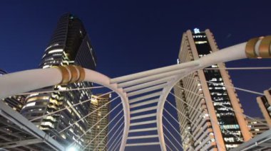 Modern hayat - gökdelen, iş kurma ve kalabalık insan