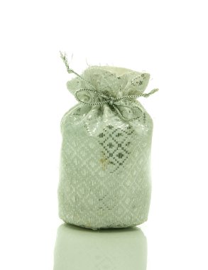 beyaz zemin üzerine gümüş çanta.