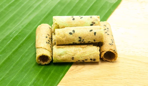 Rollo de galleta de coco tailandés en hoja de plátano . —  Fotos de Stock