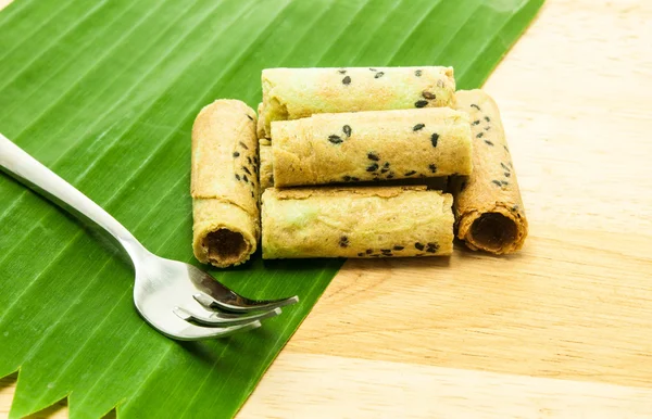 Thai coconut cracker roll on banana leaf. — Stock Photo, Image