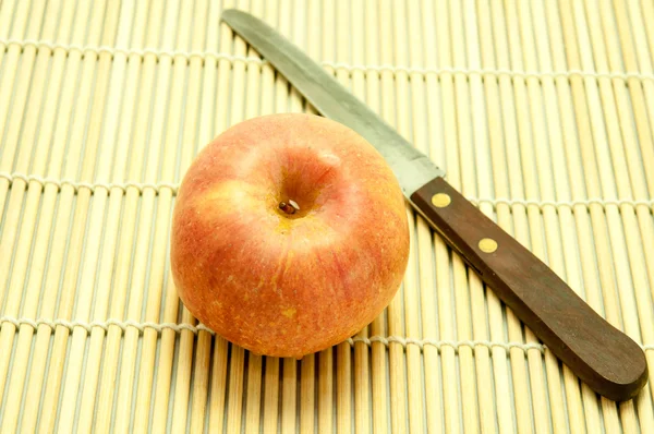 Apple and Knife — Stock Photo, Image