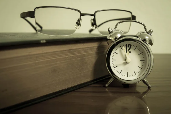Kniha, hodiny a brýle — Stock fotografie