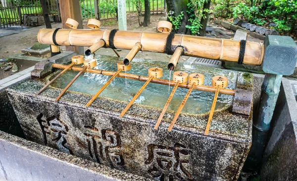 Brunnen auf japanischem Tempel — Stockfoto