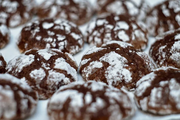 Noel için üzerine pudra şekeri serpiştirilmiş lezzetli yemekler..