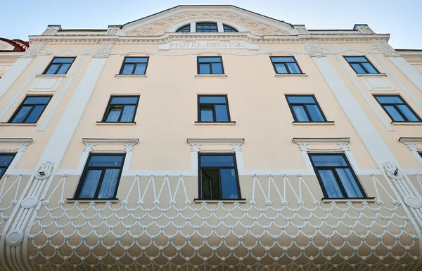 Chernivtsi, Ukrayna - 05.01.2022: Bristol Hotel, Viyana Art Nouveau tarzında inşa edilmiştir. Şimdi tıp fakültesinin yatakhanesi oldu..