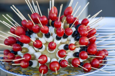 Domatesli İtalyan yemeği, mozarella ve zeytin.