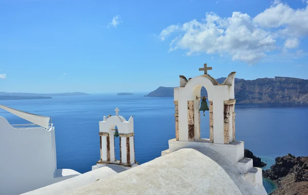 Weiße Kirche in Santorini mit Blick auf das Meer. — Stockfoto