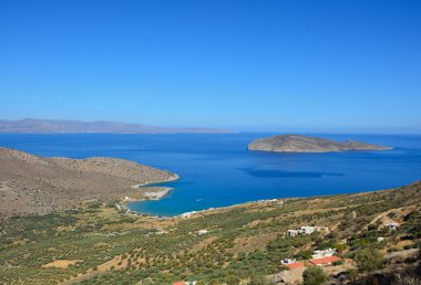 Deniz kıyısında sakin ve güneşli bir gün içinde
