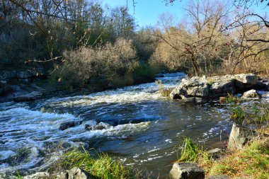 il fiume di montagna in un canyon, circondato da alberi, soleggiati giorno d'autunno
