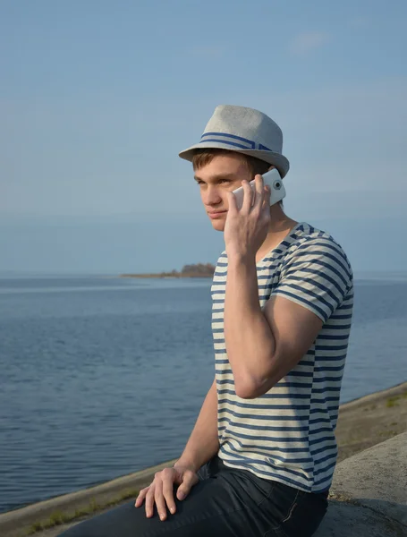 Junger Mann telefoniert mit einem Handy. — Stockfoto
