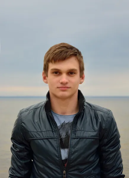 Un jeune homme devant la mer . — Photo