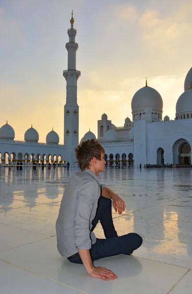 Young man in the mosque — Stock Photo, Image