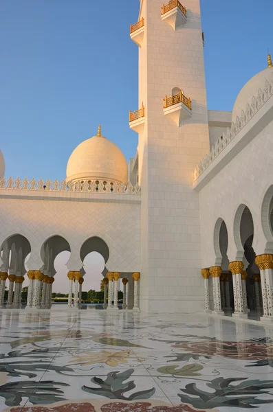Mesquita Sheikh Zayed em Abu Dhabi ao pôr do sol — Fotografia de Stock
