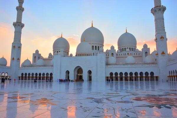 Sheikh Zayed Mosque in Abu Dhabi at sunset — Stock Photo, Image